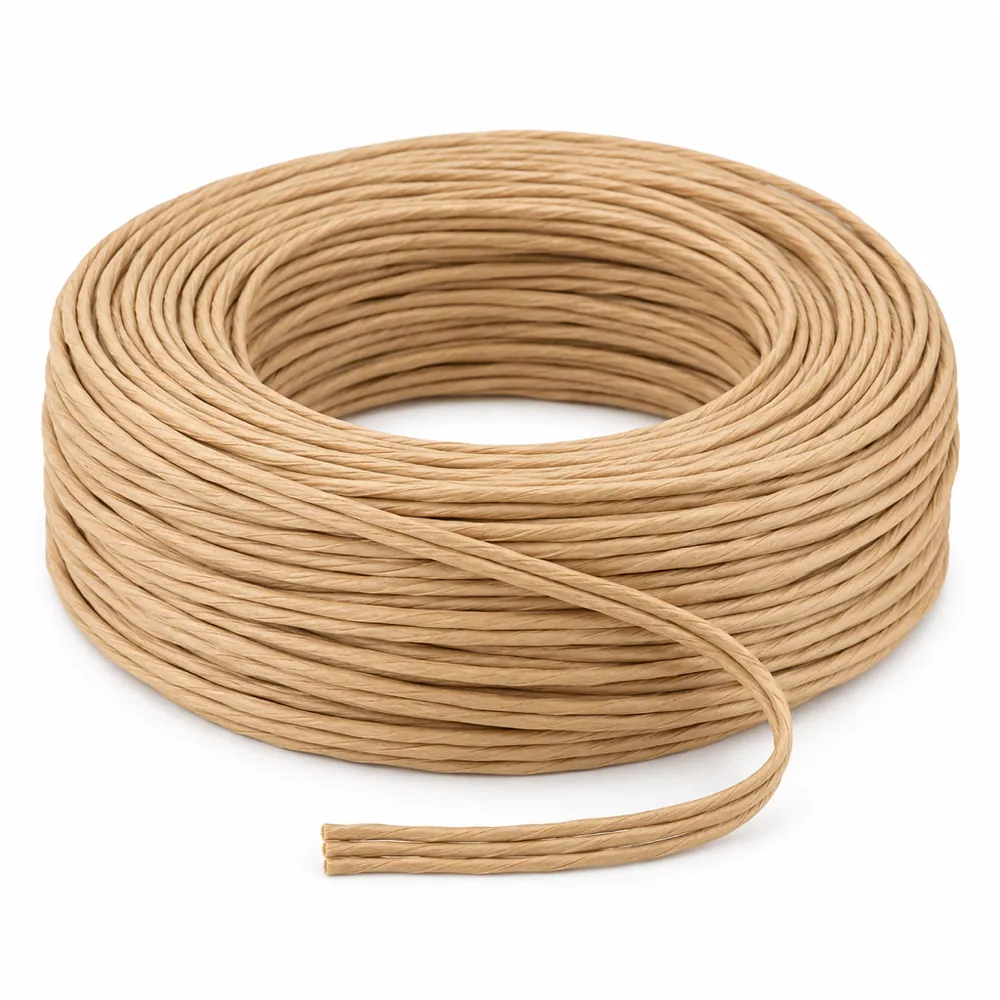 Rollo de cordón danés natural sin entrelazar, tres cabos de papel tostado claro lado a lado, sobre fondo blanco