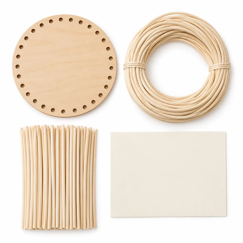 Kit de cestería visto desde arriba: base de madera con agujeros, rollo de mimbre, montantes y tarjeta, sobre blanco